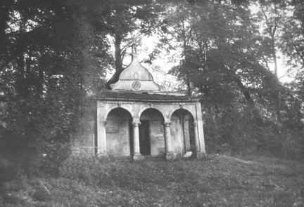 XIX wieczna kapliczka w parku chroberskim