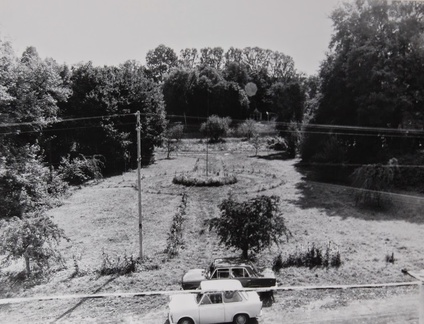 Widok z balkonu pałacowego w stronę kapliczki parkowej.