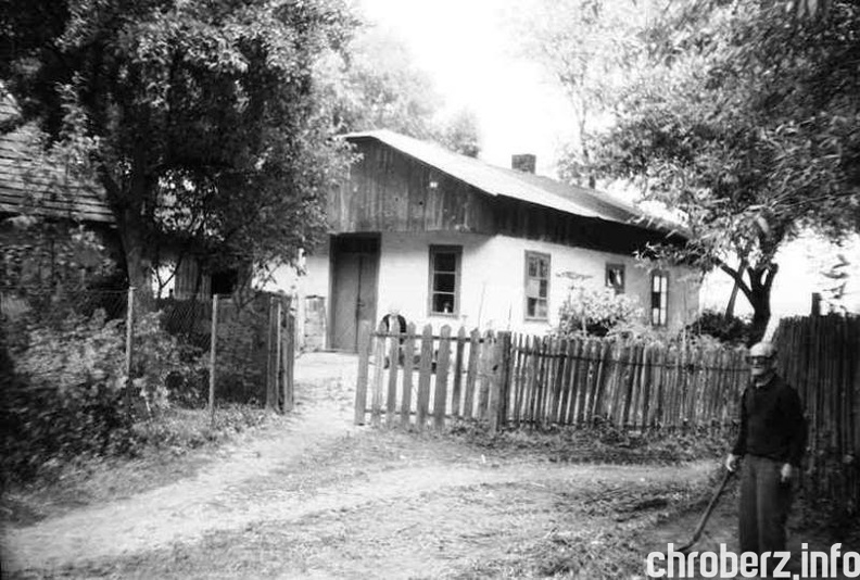 Dom Państwa Piękosiów z Chrobrza na tzw. Olszyku. Zdjęcie wykonano od strony obecnej ulicy Olszyk. Zdjęcie wykonano w latach 70 -tych. (archiwum rodzinne) olszyk2.jpg