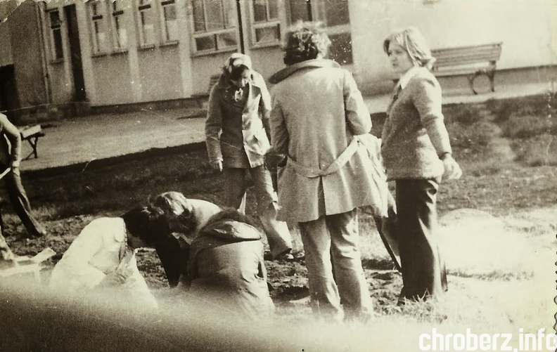 Prace porządkowe przy nowym budynku szkoły podstawowej w Chrobrzu (obecna ul. Chrobrego). Stoi od lewej (chusta w grochy) Aleksandra Strączek, tyłem w kurtce z paskiem Ewa Bugajna, bokiem Halina Wojciechowska. Pierwsza z lewej Zofia Kędra. Klasa VIII SP Chroberz rok 1976. 6.jpg