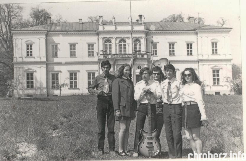 Grupa zespołu muzyczno-wokalnego przed pałacem - 1972 r
