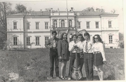 Grupa zespołu muzyczno-wokalnego przed pałacem - 1972 r