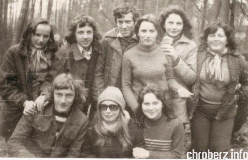 1977 r., młodzież należąca do PCK przy Państwowym Technikum Hodowlanym w Chrobrzu, źródło - Kronika PCK przy PTH w Chrobrzu.jpg