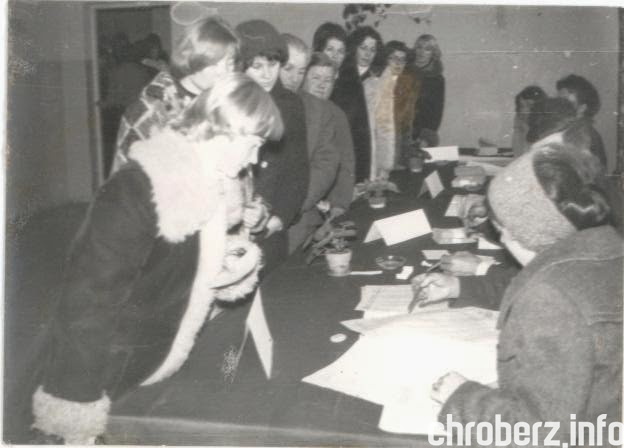 5 luty 1978 r. Pełnoletnie osoby z technikum brały udział w wyborach. Obwodowa Komisja Wyborcza znajdowała się w Szkole Podstawowej , źródło - Kronika 1977-1982, ZSR w Chrobrzu.jpg