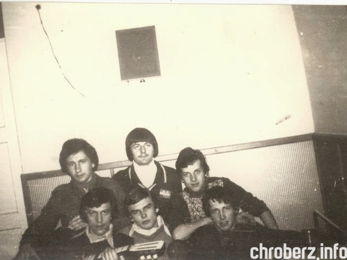 1979r., chłopcy z internatu chroberskiego technikum. Źródło - Kronika 1977-1982, ZSR w Chrobrzu.jpg