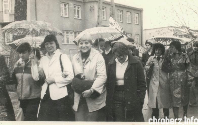 1980r., słuchaczki I-go roku Policealnego Studium Zawodowego, od lewej - A. Radwan, L.Niechciał, D. Kowalska, I.Hajduk. Źródło - Kronika 1977-1982, ZSR w Chrobrzu 1980r., słuchaczki I-go roku Policealnego Studium Zawodowego, od lewej - A. Radwan, L.Niechciał, D. Kowalska, I.Hajduk. Źródło - Kronika 1977-1982, ZSR w Chrobrzu.jpg