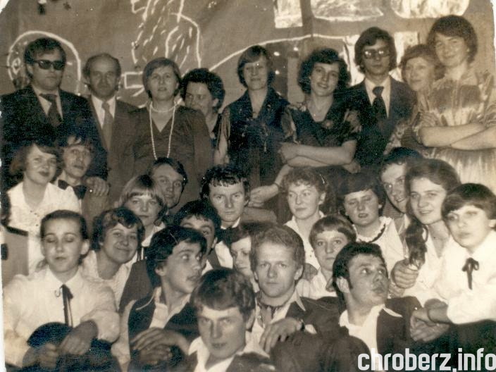 26.01.1980r., wspólne zdjęcie nauczycieli i uczniów podczas balu studniówkowego. Źródło - Kronika 1977-1982, ZSR w Chrobrzu.jpg