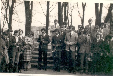 1980r., maturzyści na apelu pożegnalnym