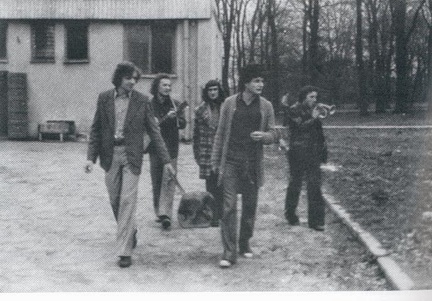 1976r., młodzież przed  internatem technikum.