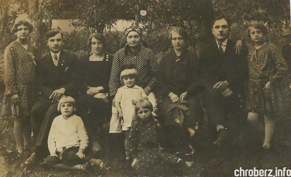 Rodzinna fotografia, wykonana ok 1930 roku w ogrodzie Wołoszynów