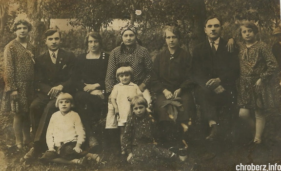 Rodzinna fotografia, wykonana ok 1930 roku w ogrodzie Wołoszynów