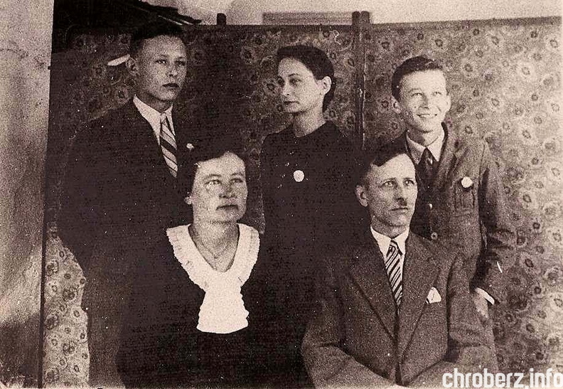 Tadeusz Piękoś i Julianna Piękoś z Gajosińskich siedzą, stoją ich dzieci: Bogusław, Wiesława i Tadeusz, zdjęcie prawdopodobnie z pierwszej połowy 1939 r. (ze zbiorów T.Spychała) 000aaskanuj0027.jpg