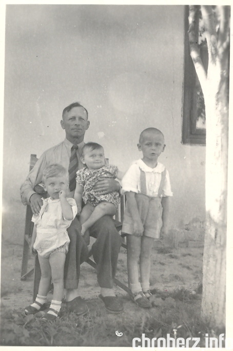 1953 dziadek z wnukami pod jabłonką