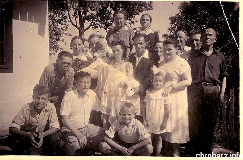 Rodzina i sąsiedzi na chrzcinach najmłodszej wnuczki Piękosiów Teresy - córki Tadeusza i Krystyny (z Małaszyńskich), 11 sierpnia 1957 (fot. ze zbiorów T.Spychały) 000Chroberz.jpg