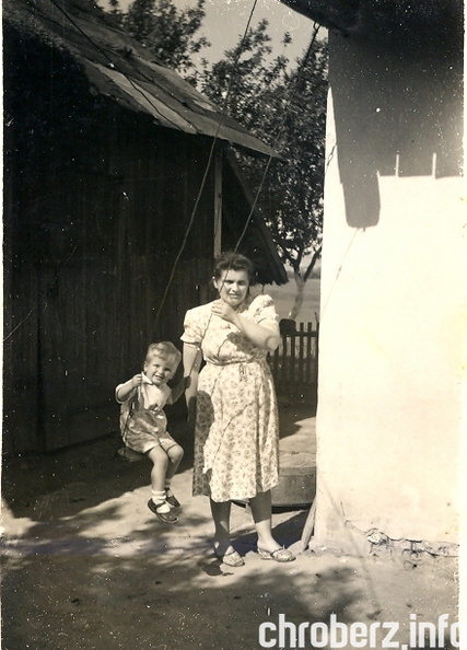 000ChroberzKrystian z mamą 1954.jpg