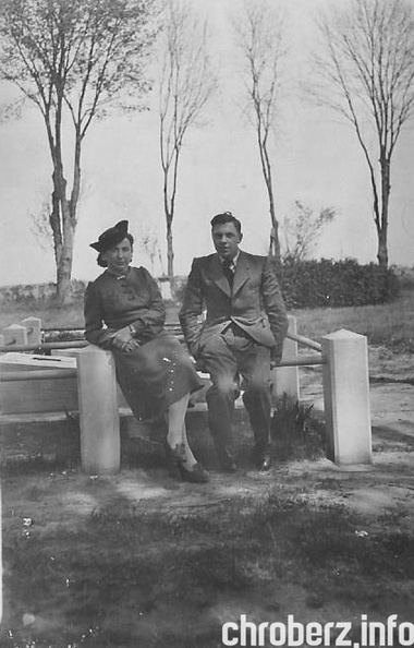 Zdjęcie wykonane w 1942 roku przed grobowcem Wielopolskich