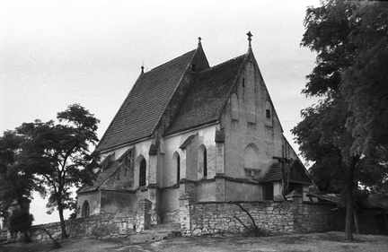 XV wieczny kościół św. Bartłomieja w Chotelu Czerwonym.