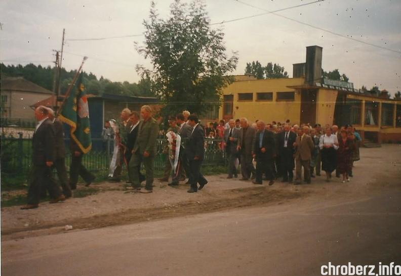 Uroczystość upamiętniająca prawdop. wybuch II wojny światowej. Zdjęcie wykonane na początku lat 90-tych w Złotej obok pomnika partyzanckiego. W tle budynek restauracji, obecnie sklep Państwa Kaszów. Za sztandarem w delegacji, w środku Kumor (Kumur?), w drugiej delegacji za sztandarem, w środku z wieńcem Wójt Gminy Złota Andrzej Kita ( arch. Drabik). dr2.jpg