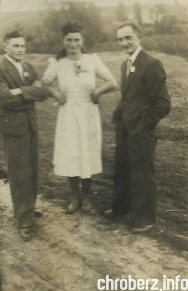 Złota. Zygmunt Ochwanowski razem ze swoim bratem stryjecznym, też Zygmuntem (z pagórka ) i chyba narzeczona (jeszcze) Zygmunta (z pagórka), późniejsza Marysia. Fotografie z archiwum Adama Ochwanowskiego. fot10.jpg