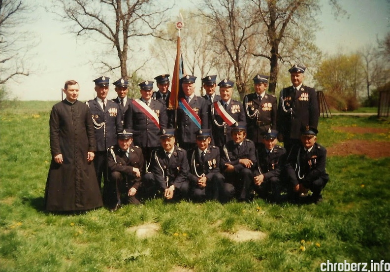 Strażacy z OSP Złota z księdzem proboszczem Janem Ciszkiem
