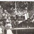 Trzeci od lewej (na skrzypcach) Stanisław Mucha z Lubowca, na harmonii Kazimierz Krawczyk z Niegosławic.
