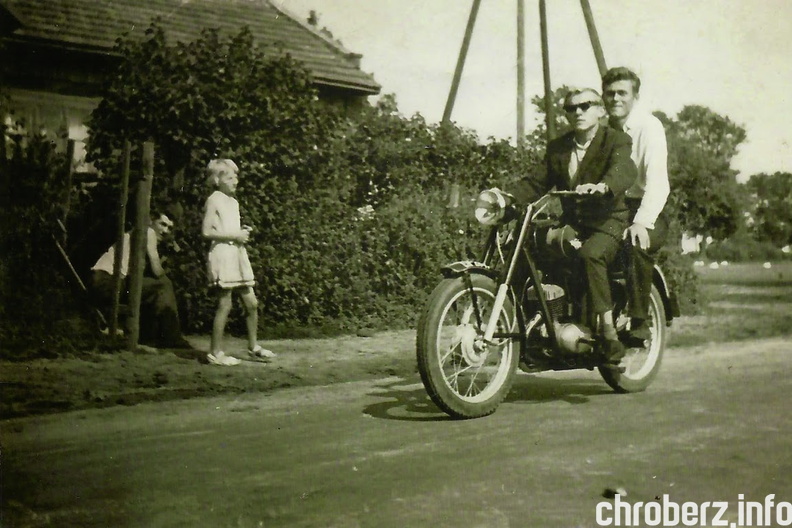 Rok 1962 Niegosławice. Na wysokości domu Wiązaniów. Siedzi na ławce Henryk Pieterwas, Danuta Pieterwas. Na motorze w okularach Wacław Struzik, za nim Stanisław Wiązania (arch. Henryka Cabaj) c6.jpg