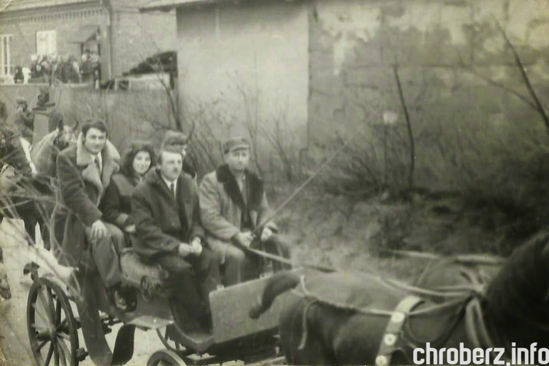 Goście weselni, lata 70 - te. Woźnica Józef Koziara, obok ? Szczęsny za nim siedzi Teresa Trzęsień, a za nią Janusz Gawęda. (arch. A.Rasińska) r8.jpg