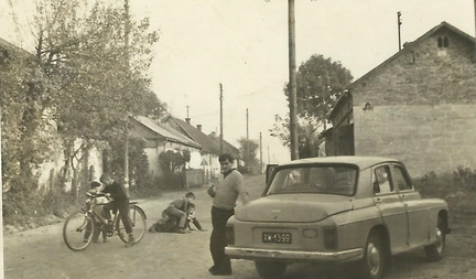 Na ulicy w Niegosławicach początek lat 60 - tych.