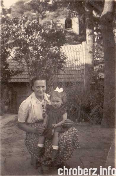 Helena Maj z córką Zofią na placu tzw. katechezówki przed kościołem w Chrobrzu. W tle drewniana przykościelna dzwonnica. Za plecami fotografowanych widoczny budynek gospodarczy, który został następnie wyburzony. Jeszcze na początku lat 2000-nych widoczne były fundamenty i schodki po których się schodziło do budynku. Zdjęcie wykonane podczas któregoś z chroberskich odpustów w drugiej połowie lat 50-tych XX wieku. (arch. rodziny Bochniaków) skanowanie0001.jpg