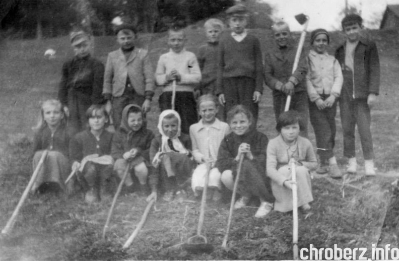 Akcja wycinania chwastów na górze pod szkołą i kościołem. Pełczyska, wczesne lata 60. Drugi od prawej Edek Tarka. Fot. Bolesław Mazurek. — Boguś Zmarzły i Edek Tarka.jpg