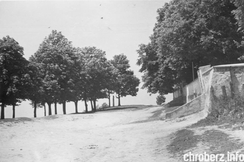 Wzgórze przed kościołem w Pełczyskach, lata 60. Fotografię wykonał nauczyciel, p. Władysław Sajtyna z Jędrzejowa.jpg