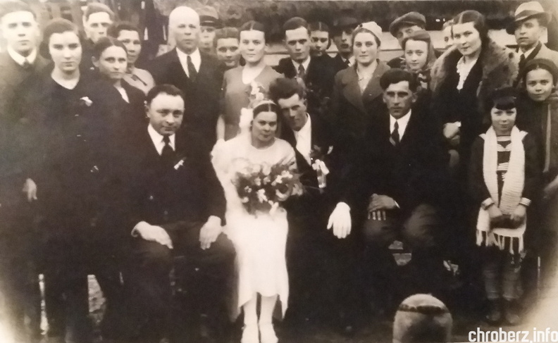 Zdjęcie wykonane po ślubie Zofii Studniarz z domu Chacaga i Władysława Studniarza z Chrobrza. Rok wykonania zdjęcia - 1942. Od lewej stoi Stanisław Kurczyna, Genowefa Banasik (z męża Śliwa), NN , NN mężczyzna z tyłu NN, Władysław Chacaga, w kapeluszu NN, NN, Zofia Kurczyna, Stanisław Magdziarz, NN, w kapeluszu NN, NN, NN, NN, Aniela Kurczyna, NN w kapeluszu.
Dolny rząd od lewej: Władysław Bochniak, Zofia Chacaga, Władysław Studniarz, Stanisław Kurpios, Janina Safian, Helena Kurczyna. (arch. ZK) 20181226_172114.jpg