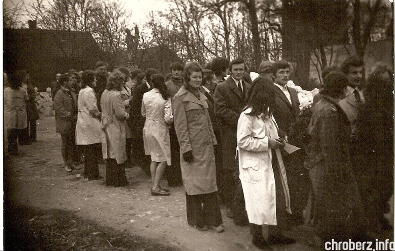 Uczniowie chroberskiego technikum, na pierwszym planie Klasa A (1969 - 1974) z Technikum Hodowlanego. (fot. z arch. Marek Stachowicz). Jeśli posiadasz jakieś informacje na temat tego zdjęcia lub rozpoznałeś na nim osoby to prosimy o kontakt pod adresem redakcja@chroberz.info 51d04ca0c9.jpeg