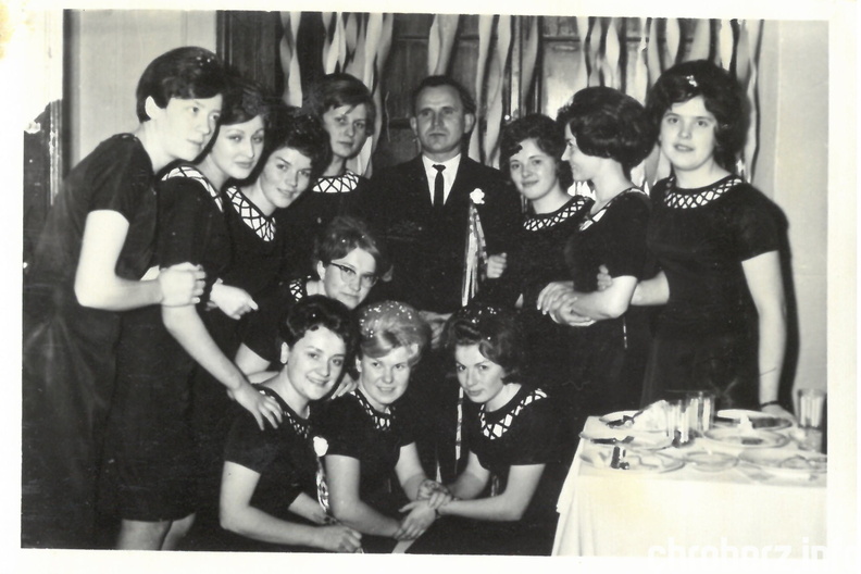 Studniówka w Zespole Szkół Rolniczych w Chrobrzu - rok 1967.
Od lewej: Danuta Nowak, Elżbieta Stanisława Rusak, Halina Gil, dyrektor ZSR Jan Sadowski, Teresa Maj, Maria Kania, Lucyna Judasz, Lunia Maj, Maria Karaś, Irena Sternak, Jasia Doroz. Fot. z arch. Zofia Szefer (Walczak). SKM_C36822013112520.jpg