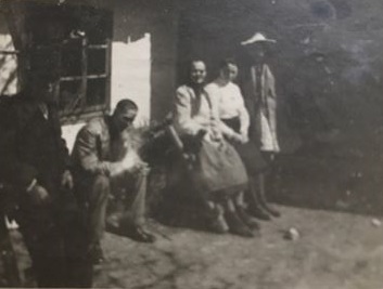 Tak i na pierwszym zdjęciu od lewej mój prapradziadek Jan dobaj(ojciec Jana dobaj w białych spodniach )natomiast trzecia od lewej jego żona Marianna dobaj(baranska)